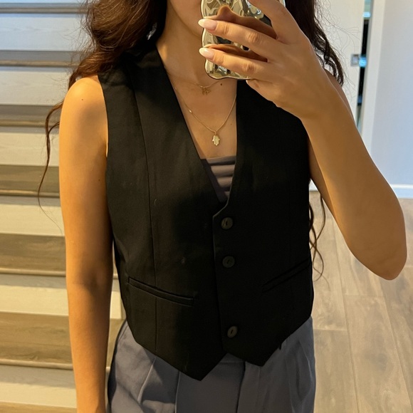 COPY - Cropped sleeveless vest top - Picture 3 of 5